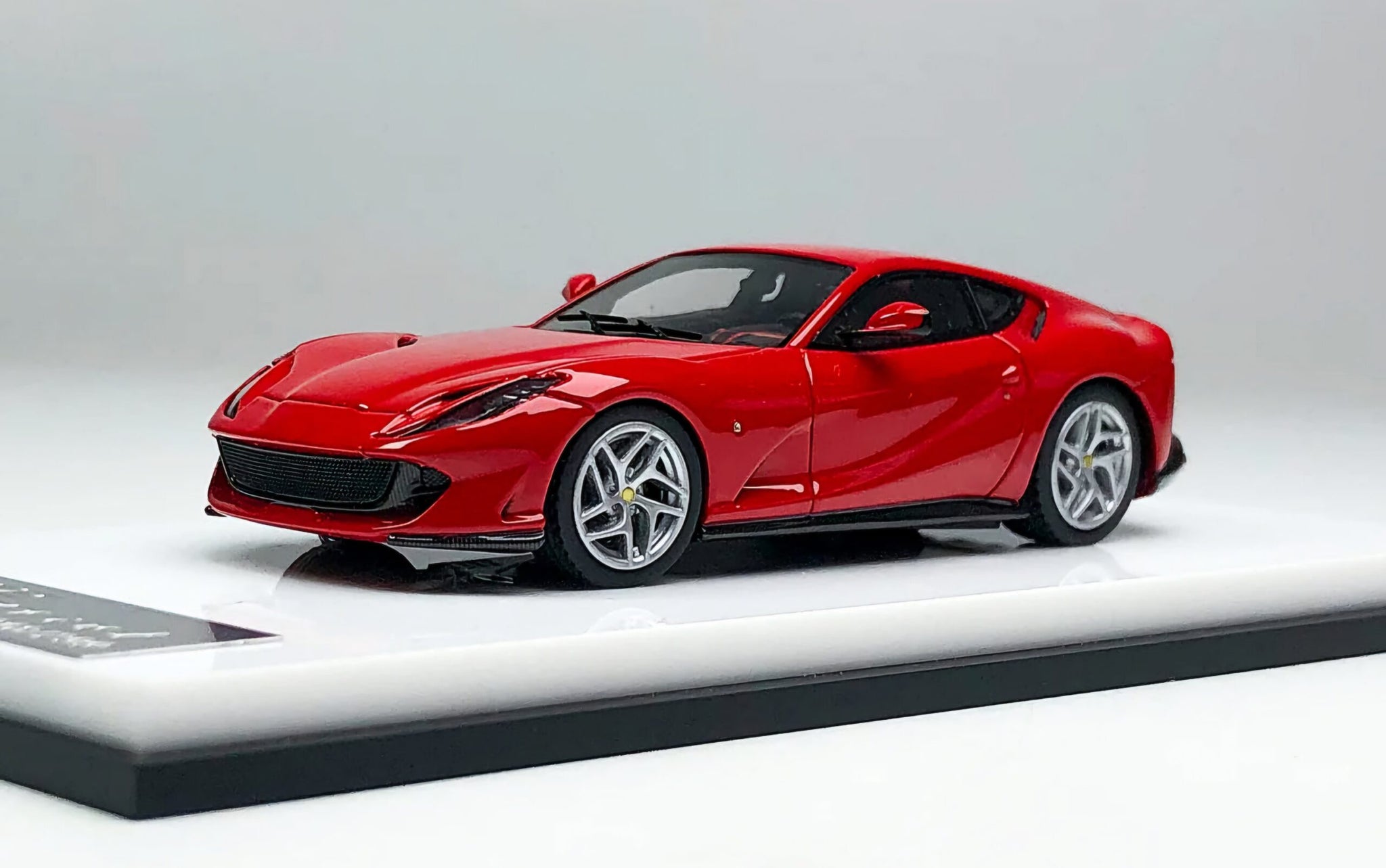 CAR LOUNGE FERRARI 812 SUPERFAST ROSSO CORSA - 1/64 SCALE