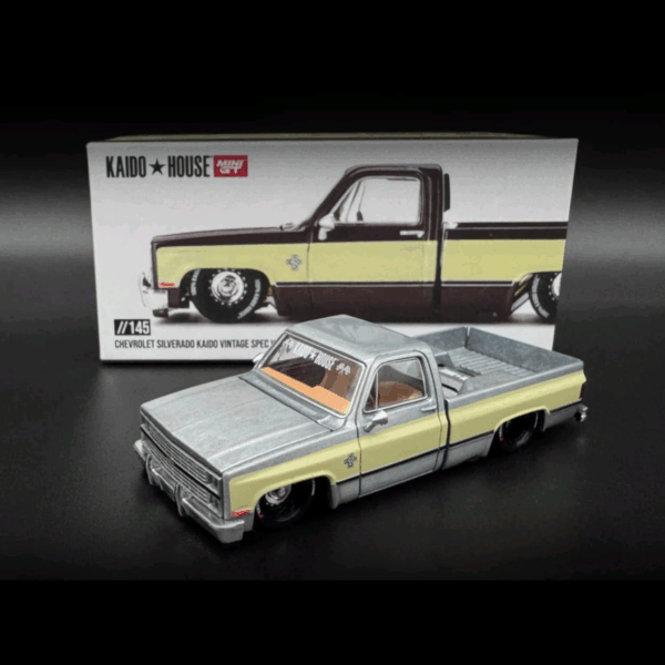 KAIDO★HOUSE x MINI GT CHEVROLET SILVERADO KAIDO VINTAGE SPEC V1 *CHASE CAR*